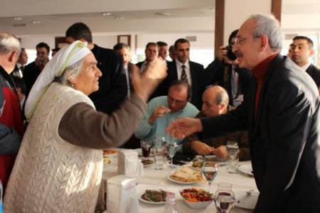 Kılıçdaroğlu, Öldürülen Chp'li Meclis Üyesinin Ailesini Ziyaret Etti
