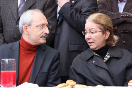 Kılıçdaroğlu, Öldürülen Chp'li Meclis Üyesinin Ailesini Ziyaret Etti