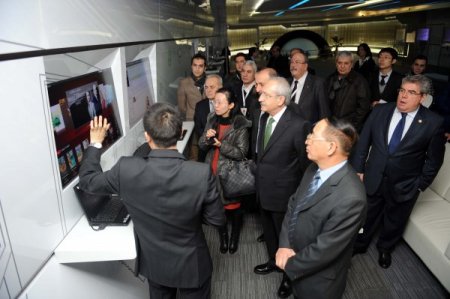 Kılıçdaroğlu, tablet bilgisayarda yarış oyunu oynadı