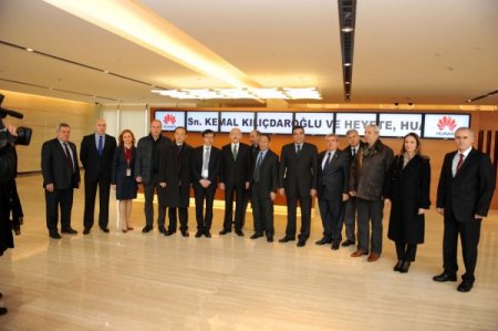 Kılıçdaroğlu, tablet bilgisayarda yarış oyunu oynadı