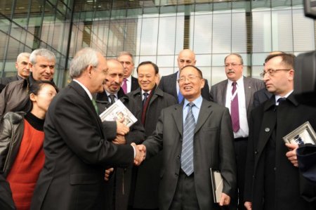 Kılıçdaroğlu, tablet bilgisayarda yarış oyunu oynadı