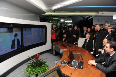 Kılıçdaroğlu, tablet bilgisayarda yarış oyunu oynadı