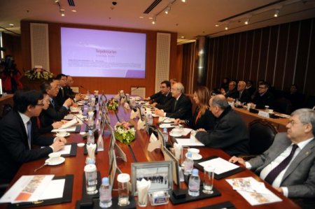 Kılıçdaroğlu, tablet bilgisayarda yarış oyunu oynadı