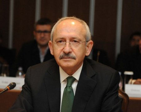 Kılıçdaroğlu, tablet bilgisayarda yarış oyunu oynadı