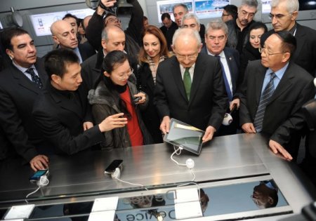 Kılıçdaroğlu, tablet bilgisayarda yarış oyunu oynadı