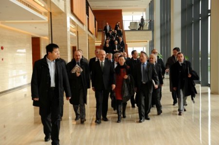 Kılıçdaroğlu, tablet bilgisayarda yarış oyunu oynadı