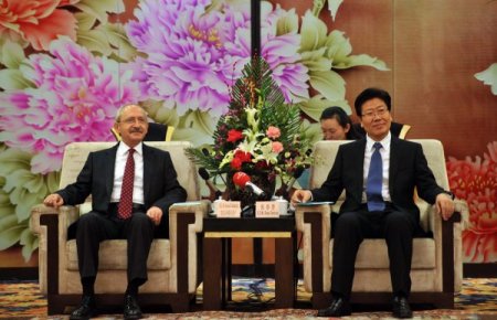 Kılıçdaroğlu, Uygur bölgesi Komünist Parti Sekreteri Zhang ile görüştü