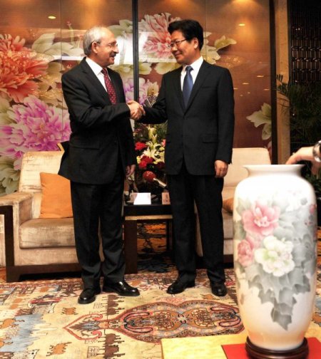 Kılıçdaroğlu, Uygur bölgesi Komünist Parti Sekreteri Zhang ile görüştü