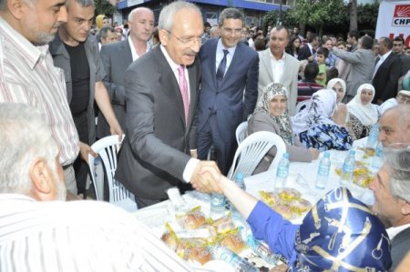Kılıçdaroğlu, Zeytinburnu’ndaki Sokak İftarına Katıldı