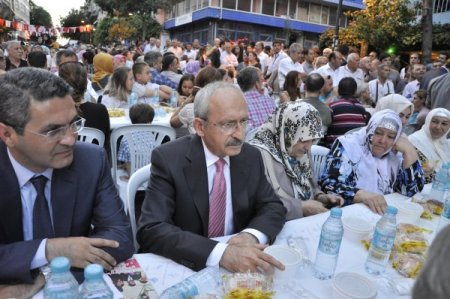 Kılıçdaroğlu, Zeytinburnu’ndaki Sokak İftarına Katıldı