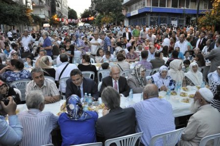 Kılıçdaroğlu, Zeytinburnu’ndaki Sokak İftarına Katıldı