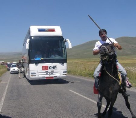 Kılıçdaroğlu Ardahan'da Atlılar Tarafından Karşılandı