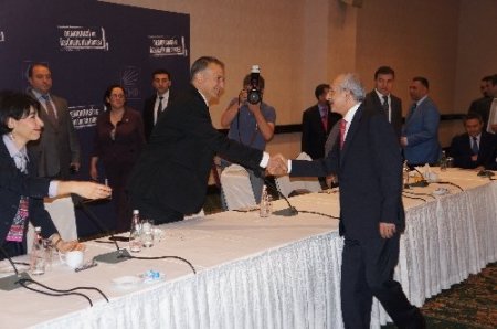 Kılıçdaroğlu gazetelerin genel yayın yönetmenleriyle buluştu
