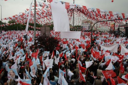 Kılıçdaroğlu Pankartı Sevdi: Akp’ye Oy Vermeyeceğim, Çünkü Hala Bir Beynim Var
