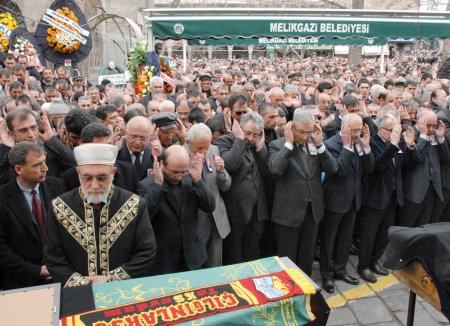 Kılıçdaroğlu ve Baykal, eski belediye başkanının cenazesine katıldı