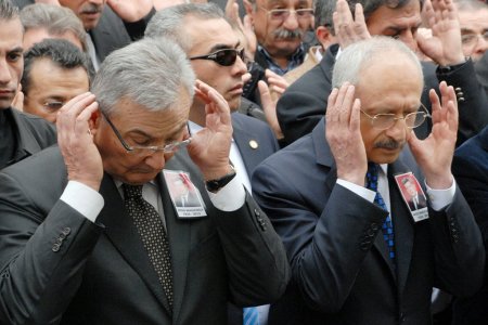 Kılıçdaroğlu ve Baykal, eski belediye başkanının cenazesine katıldı