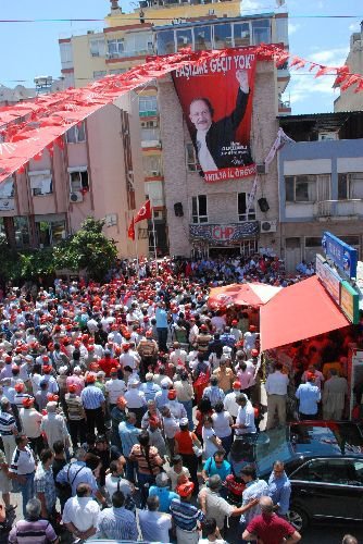 Kılıçdaroğlu'nu Takip Eden Gazeteciler, Parti İl Binasında Tartaklandı