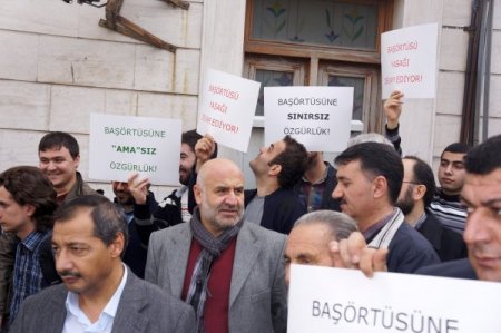 Kılık-Kıyafet Yönetmeliği protesto edildi