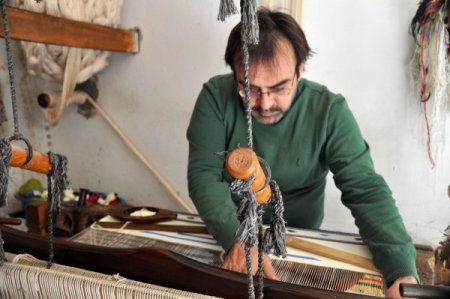 Kilim ustası rekor için günde 16 saat çalışıyor