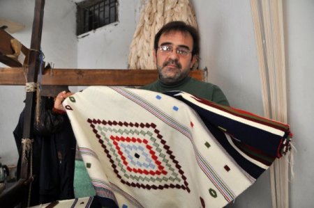 Kilim ustası rekor için günde 16 saat çalışıyor