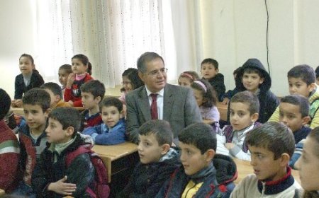 Kilis Valisi Tapsız, Suriyeli öğrencileri ziyaret etti