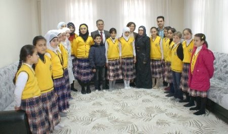 Kilis Valisi Tapsız, Suriyeli öğrencileri ziyaret etti