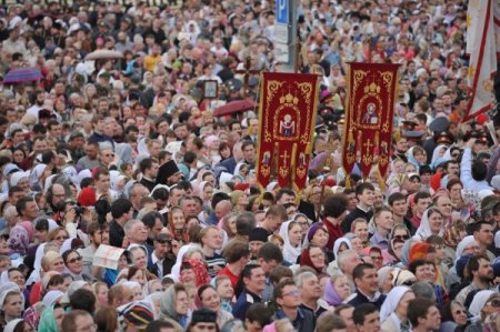 Kiliseye Hakaret Rusya’yı Ayağa Kaldırdı, On Binlerce Kişi Sokakta Ayin Yaptı