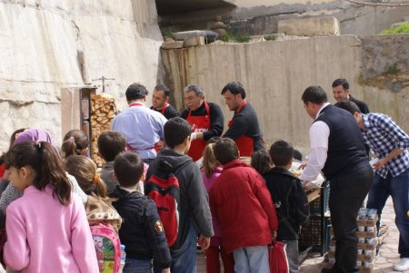 Kilisli hayırsever işadamları, bin Suriyeli öğrenciye döner dağıttı