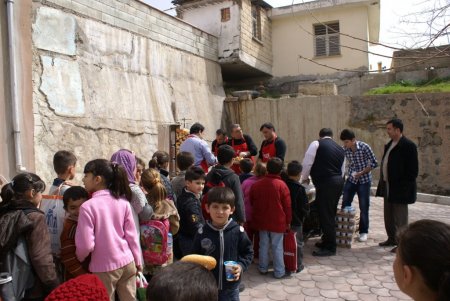 Kilisli hayırsever işadamları, bin Suriyeli öğrenciye döner dağıttı