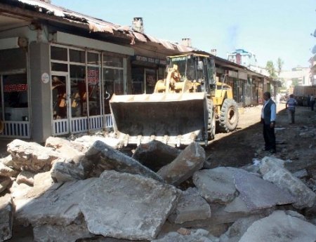 Kilitli parke taşı döşeme çalışmaları devam ediyor