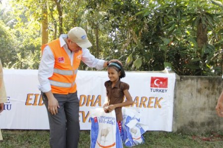 Kimse Yok Mu, Bangladeş-Myanmar sınırında kurban eti dağıtıyor