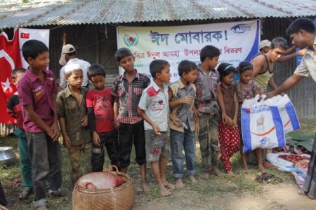 Kimse Yok Mu, Bangladeş-Myanmar sınırında kurban eti dağıtıyor