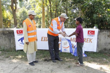 Kimse Yok Mu, Bangladeş-Myanmar sınırında kurban eti dağıtıyor