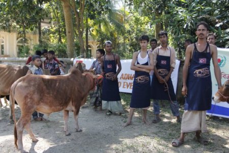 Kimse Yok Mu, Bangladeş-Myanmar sınırında kurban eti dağıtıyor