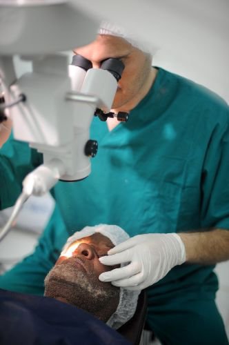 Kimse Yok Mu, Darfur'da Kurduğu Ameliyathane İle Katarakt Hastalarını Aydınlığa Kavuşturuyor