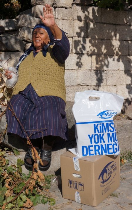 Kimse Yok Mu, Hasan Dede’de yardım dağıttı; Alevi dedesinin duasını aldı