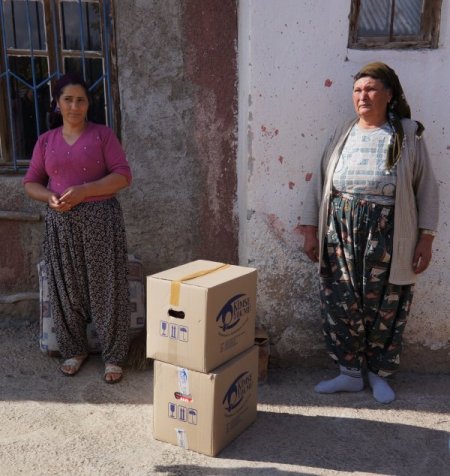 Kimse Yok Mu, Hasan Dede’de yardım dağıttı; Alevi dedesinin duasını aldı