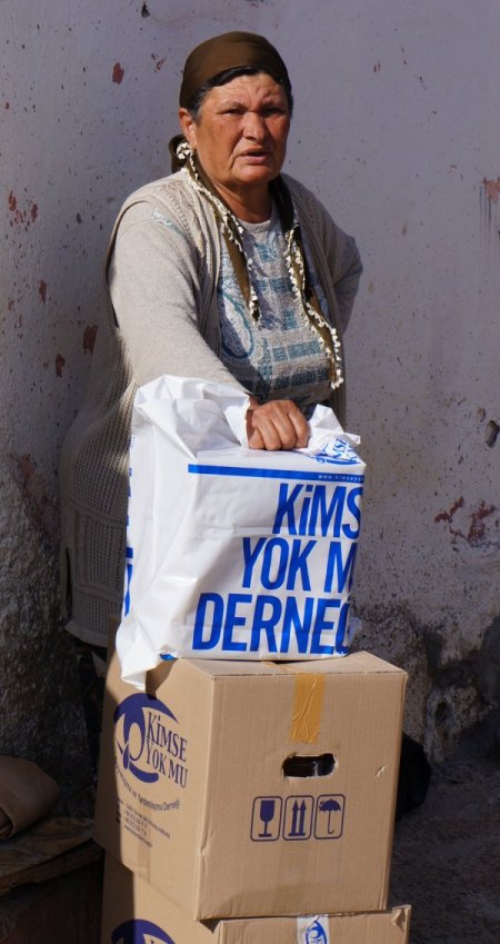 Kimse Yok Mu, Hasan Dede’de yardım dağıttı; Alevi dedesinin duasını aldı