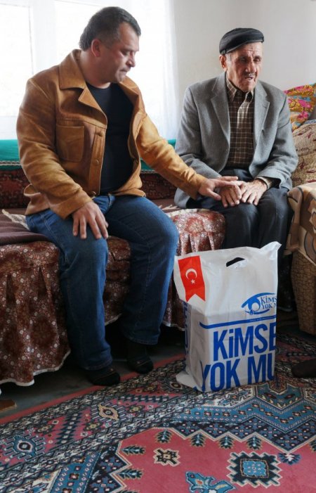 Kimse Yok Mu, Hasan Dede’de yardım dağıttı; Alevi dedesinin duasını aldı