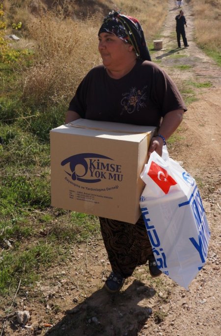 Kimse Yok Mu, Hasan Dede’de yardım dağıttı; Alevi dedesinin duasını aldı