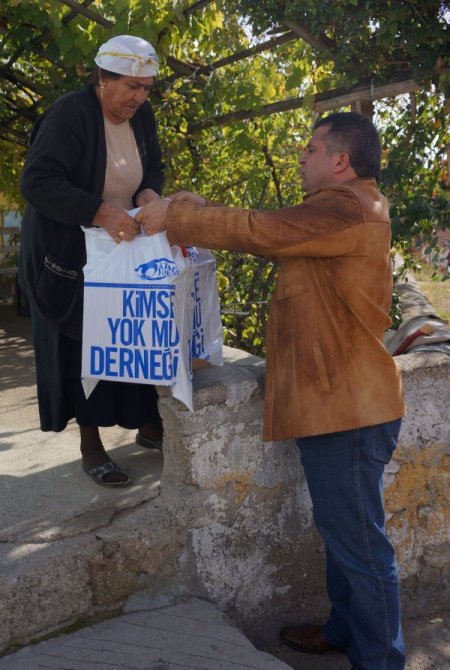 Kimse Yok Mu, Hasan Dede’de yardım dağıttı; Alevi dedesinin duasını aldı