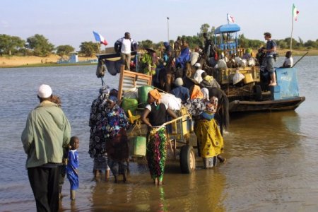 Kimse Yok Mu, Mali göçmenlerinin yanında