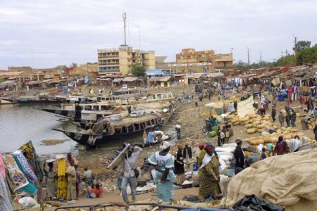 Kimse Yok Mu, Mali göçmenlerinin yanında