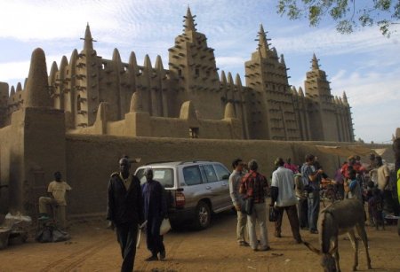 Kimse Yok Mu, Mali göçmenlerinin yanında