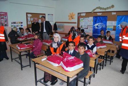 Kimse Yok Mu, Suruçlu 400 öğrenciye giysi yardımı yaptı