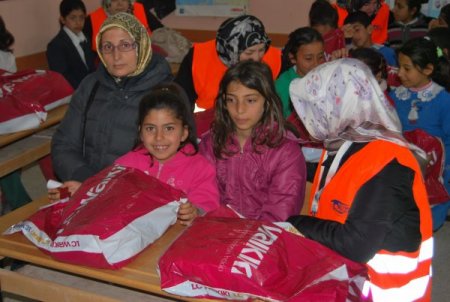 Kimse Yok Mu, Suruçlu 400 öğrenciye giysi yardımı yaptı