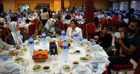 Kimse Yok Mu 400 Kişilik 'Kardeş Aile'yi İftarda Bir Araya Getirdi