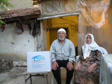 Kimse Yok Mu Derneği, Elmalı'da İhtiyaç Sahiplerine Kumanya Dağıttı