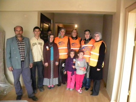 Kimse Yok Mu Derneği, Fakir Ve Engelli Aileyi Ev Sahibi Yaptı