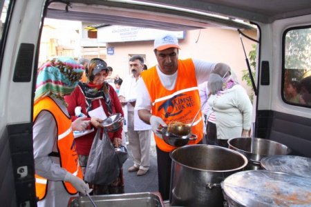Kimse Yok Mu Derneği, İftarda Bin Kişiye Sıcak Yemek Dağıtıyor